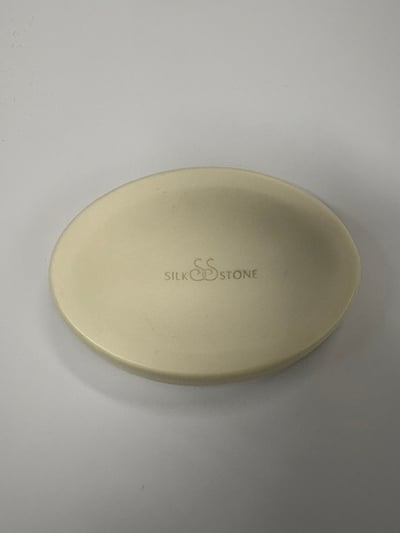PAA PAA seebialus SILKSTONE: Ovaalne valge matt seebialus ülaltvaates heledal taustal