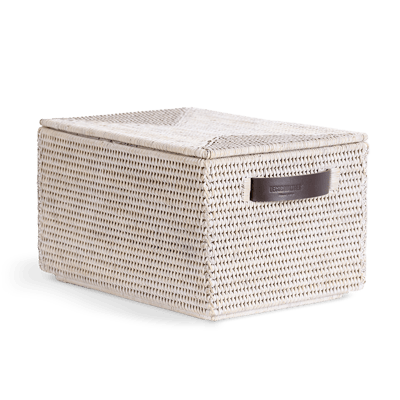 Decor Walther BASKET BOX hoiukarp: Kaanega punutud rotangist hoiukarp heledas toonis valgel taustal
