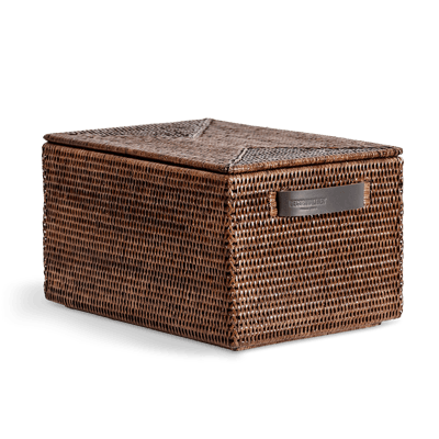 Decor Walther BASKET BOX hoiukarp: Kaanega tumepruun punutud rotangist hoiukarp valgel taustal