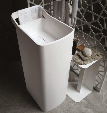 Kos by Zucchetti LAB 7L031BI freestanding washbasin in Cristalplant, floor drain, towel rail – white matt